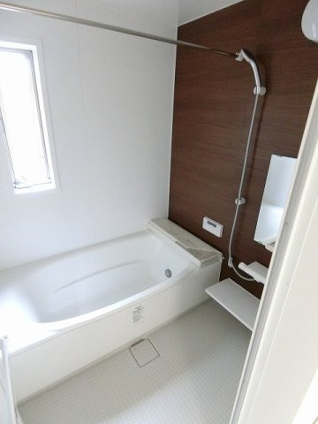【浴室】 | casita東百合丘1/カシータ | 追い焚き機能・浴室暖房乾燥機＆物干しバー付きバスルーム♪窓があるので湿気がこもりにくくて良いですね☆ゆったりバスタイムでリラックス☆