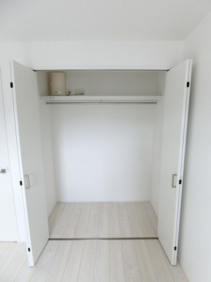 【収納】 | casita東百合丘1/カシータ | 南向き洋室6帖のお部屋にあるクローゼットです♪大切なお洋服もしわにならないようにハンガーがけができます☆