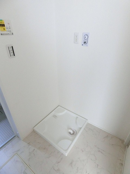【設備】 | casita東百合丘1/カシータ | 脱衣所にある室内洗濯機置き場です♪防水パンが付いているので万が一の漏水にも安心です！