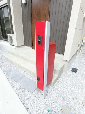 【その他共用部分】 | casita東百合丘1/カシータ | 玄関前には宅配BOXがあるので荷物の受け取りもスムーズに♪再配達を依頼する手間が省けます☆