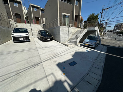 【駐車場】 | casita東百合丘1/カシータ | いつでも目の届く敷地内に駐車場があります♪お車をお持ちのファミリーさんにオススメです☆