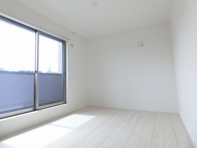 【洋室】 | casita東百合丘1/カシータ | 2階・南向き洋室6帖☆バルコニーに繋がるお部屋です！洋室のお部屋は毎日のお手入れもラクラクできちゃいます！