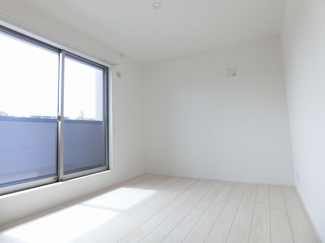 【洋室】 | casita東百合丘1/カシータ | 2階・南向き洋室6帖☆バルコニーに繋がるお部屋です！洋室のお部屋は毎日のお手入れもラクラクできちゃいます！