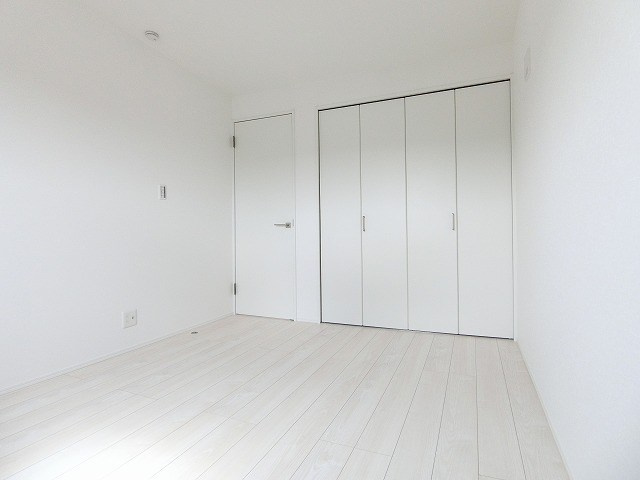 【洋室】 | casita東百合丘1/カシータ | 2階・南向き洋室6帖☆クローゼットがあります♪お洋服がスッキリ収納できて、整理しやすくなりますね☆