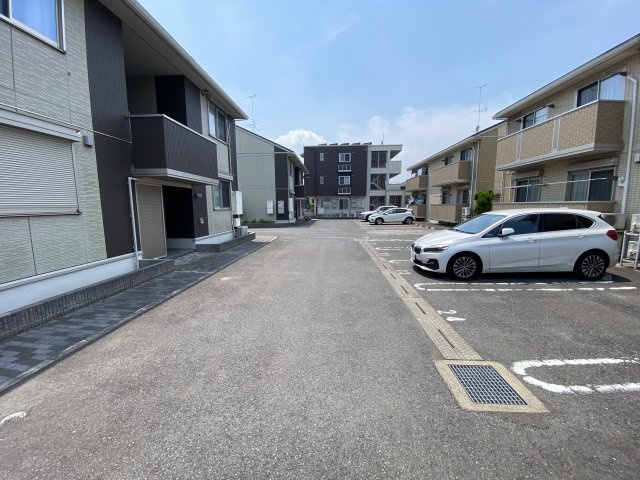 エクレールC棟の駐車場