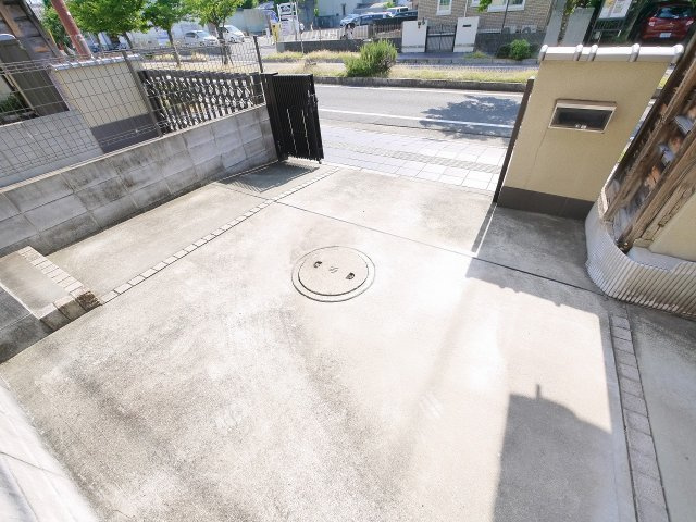 高畑町戸建北１の駐車場|駐車場があるので、車を買う予定の方も安心です