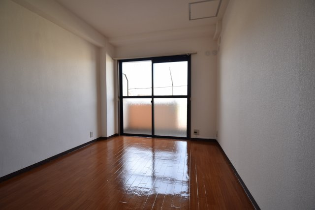 パレス金ヶ原の洋室