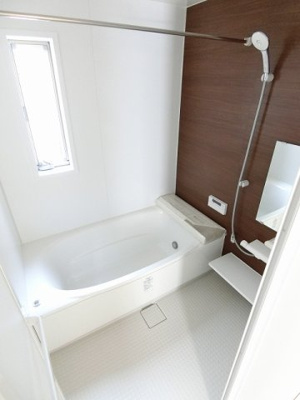 【浴室】 | casita東百合丘3/カシータ | 追い焚き機能・浴室暖房乾燥機＆物干しバー付きバスルーム♪小窓があるので湿気がこもりにくくて良いですね☆ゆったりバスタイムでリラックス☆