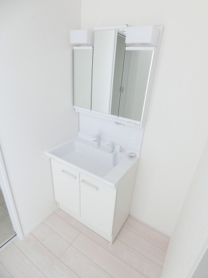 【洗面所】 | casita東百合丘3/カシータ | 角度の変えられる3面鏡付きの洗髪洗面化粧台です♪朝のバタバタに大活躍！お化粧する時にも便利☆