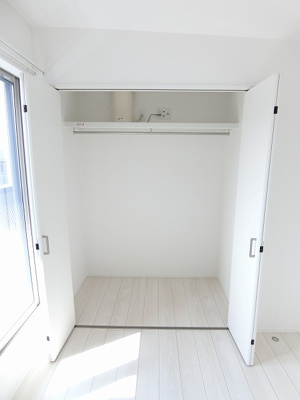 【収納】 | casita東百合丘3/カシータ | 洋室7帖のお部屋にあるクローゼットです♪お洋服をたくさんお持ちの方でも安心の収納力です◎