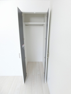 【収納】 | casita東百合丘3/カシータ | 洋室6.5帖のお部屋にあるクローゼットです♪かさばりやすいコートなどもハンガー掛けができてすっきり片付きます♪