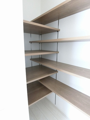 【玄関】 | casita東百合丘3/カシータ | 奥行きのあるシューズクロークで玄関もきれいに片付きます☆靴だけでなく少しかさばる荷物も収納できるのがポイント！