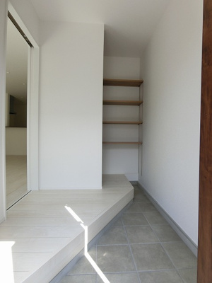 【玄関】 | casita東百合丘3/カシータ | 玄関から室内への景観です！正面にシューズクローク、左手にリビングダイニングキッチンがあります☆