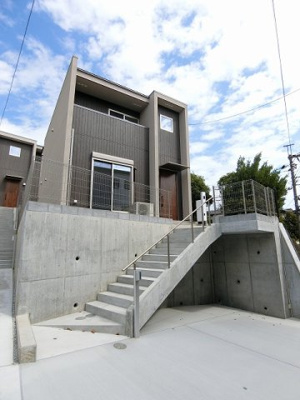 【外観】 | casita東百合丘3/カシータ | ペットと暮らせる築浅の一戸建てです！最寄りバス停徒歩2分♪雨の日の通勤やお出かけもバス利用でスムーズ♪小中学校も近くてお子様の通学も安心◎