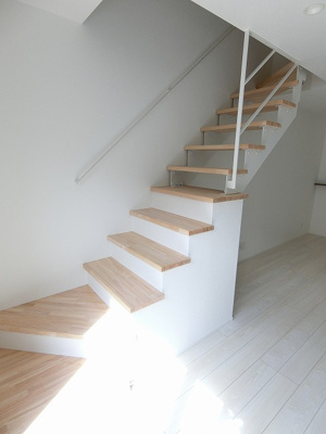 【内装】 | casita東百合丘3/カシータ | 2階に繋がる階段がリビングダイニングキッチンにあります♪お子様のいるファミリーさんに人気です☆