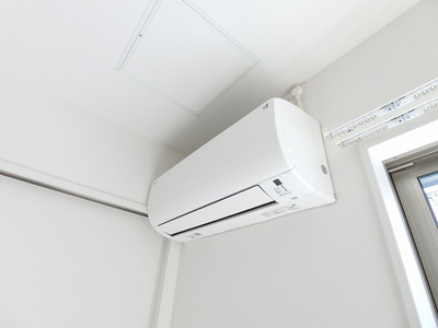 【設備】 | casita東百合丘3/カシータ | リビングダイニングキッチンにあるエアコンです！ムシ暑い夏も肌寒い冬も快適に過ごせますね♪