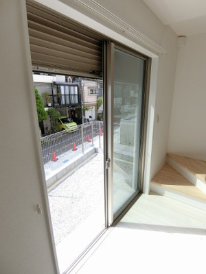 【セキュリティ】 | casita東百合丘3/カシータ | 防犯シャッター雨戸付きなので夜やお出かけ時も安心です！雨戸は冬場の寒さ対策にもなります◎