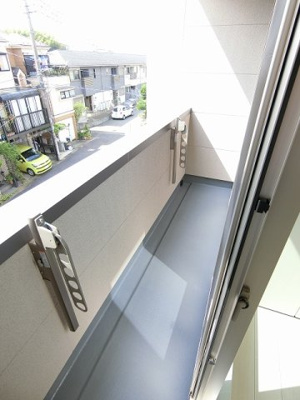 【バルコニー】 | casita東百合丘3/カシータ | バルコニーは南向きです！お洗濯物はお昼からでも乾きそう☆気分転換をするにもおすすめです☆