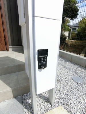 【設備】 | casita東百合丘3/カシータ | 玄関前には宅配BOXがあるので荷物の受け取りもスムーズに♪再配達の手間がかからないのが魅力♪
