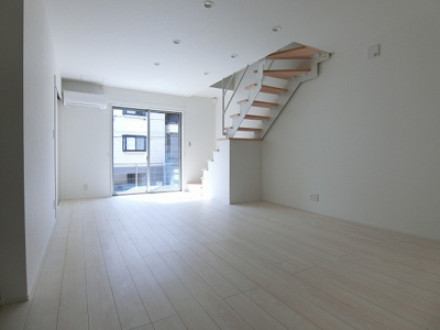 【居間・リビング】 | casita東百合丘3/カシータ | 1階・南向きリビングダイニングキッチン18帖☆専用庭に繋がる二面採光のお部屋です！エアコン付きで1年中快適に過ごせますね☆