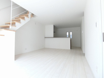 【洋室】 | casita東百合丘3/カシータ | 1階・南向きリビングダイニングキッチン18帖☆女性に人気なカウンターキッチンです！椅子とテーブルを囲んで家族団欒の時間を過ごせます♪