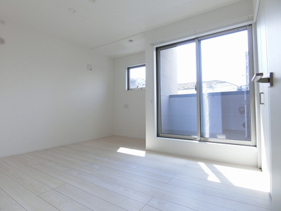 【寝室】 | casita東百合丘3/カシータ | 2階・南向き洋室7帖☆バルコニーに繋がるお部屋です！洋室のお部屋は毎日のお手入れもラクラクできちゃいます！