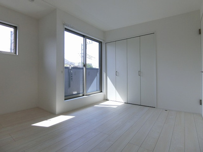 【洋室】 | casita東百合丘3/カシータ | 2階・南向き洋室7帖☆クローゼットがあります♪お洋服の多い方もお部屋が片付いて快適に過ごせますね♪