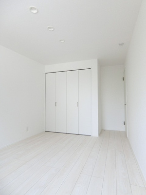 【洋室】 | casita東百合丘3/カシータ | 2階・洋室6.5帖☆クローゼットがあります♪お洋服がスッキリ収納できて、整理しやすくなりますね☆