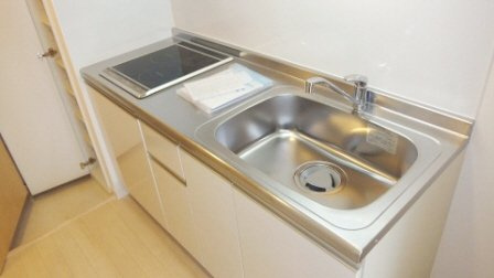 リブリ・ＭＩＹＡＢＩのキッチン|シンク横に冷蔵庫置場あります。