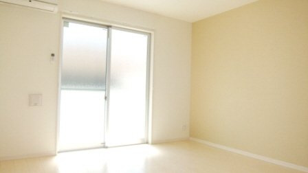 リブリ・ＭＩＹＡＢＩの居間・リビング|8.4帖の洋室です！