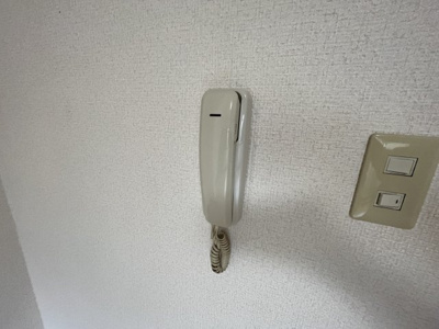 【設備】 | パラス2番館 | 受話器付きインターホンです