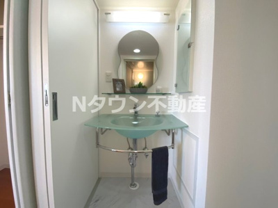 【独立洗面台】 | Gramercy Shiromi-dori | 朝の支度にも助かる、独立の洗髪洗面化粧台です