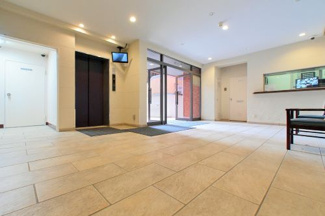 【その他共用部分】 | 外と内をつなぐエントランスは、まさに顔となる場所。明るく開放感のある雰囲気を醸し出し、お住まいの方を心地よくお迎えします♪