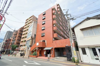 【外観】 | 天神の中心部まで徒歩10分ほどでアクセスできる好立地。商業施設が充実しているのはもちろん、各種生活施設も近い範囲にあるので、とても便利に生活できます♪