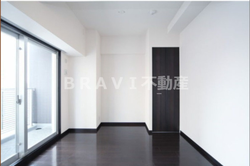 エステムプラザ大手前エヴァース BRAVI不動産の洋室|【エステムプラザ大手前エヴァース】角部屋で出窓があり換気良好