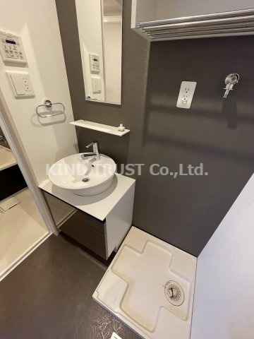 ロイヤルカーサ東天満の洗面所|明るい洗面所です