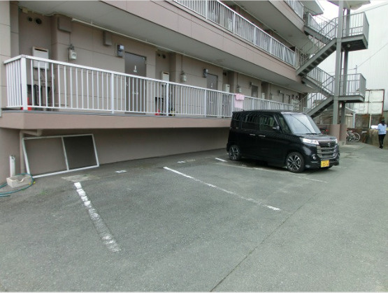 リノ・パラッツォ【１０，０００円キャッシュバック対象物件】の駐車場|駐車場があるので、車を買う予定の方も安心です
