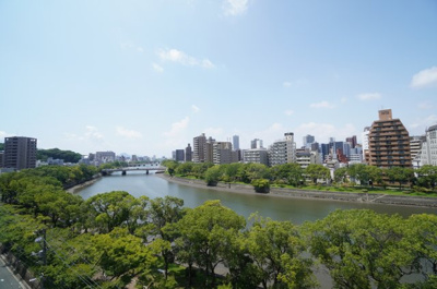 【展望】 | グレイス比治山（リノベーション済） | 【四季を感じる】
四季の移ろい・爽やかな青空や風を感じられ
自然を愉しめるパノラマビュー。
毎日の暮らしに余裕を感じさせてくれる、
遮る物の無い開放的な眺望を是非、ご堪能ください。