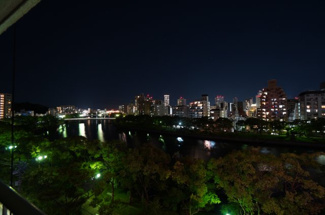 【展望】 | 【Night View】
国泰寺方面を一望できるパノラマ夜景には
言葉は要らないかもしれません。
京橋川の水面に映る光も相まって、
素敵な時間を過ごせそうです！
宇品の花火大会が見れれば良いのですが。