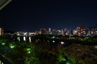【展望】 | グレイス比治山（リノベーション済） | 【Night View】
国泰寺方面を一望できるパノラマ夜景には
言葉は要らないかもしれません。
京橋川の水面に映る光も相まって、
素敵な時間を過ごせそうです！
宇品の花火大会が見れれば良いのですが。