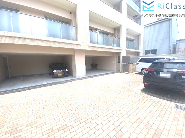 ドルフ長田ザイオンの駐車場