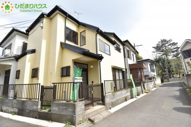 上尾市浅間台1丁目　中古一戸建ての前面道路含む現地写真