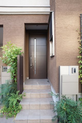 【エントランス】 | １階 | 戸建仕様のしっかりとした玄関です