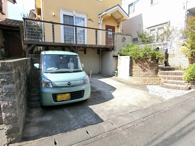 【駐車場】 | 王禅寺東3丁目貸家 | いつでも目の届く敷地内に駐車場があります♪お車をお持ちのファミリーさんにオススメです☆