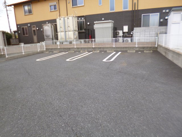 ルミナス　ビジョーの駐車場
