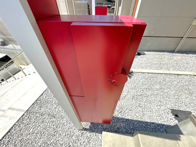 【エントランス】 | casita東百合丘2/カシータ | 玄関前には宅配BOXがあるので荷物の受け取りもスムーズに♪再配達の手間がかからないのが魅力♪