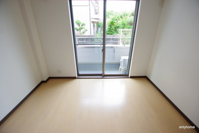 ルクール江坂　仲介手数料無料の居間・リビング