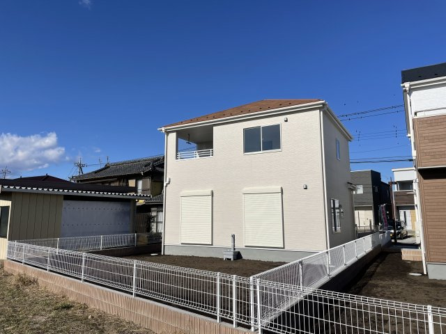 第1高崎新町（全2棟）1号棟の外観|隣地との距離も保ちながらも綺麗な街並みに溶け込みました！ 駐車スペースやお庭も十分に確保しています！