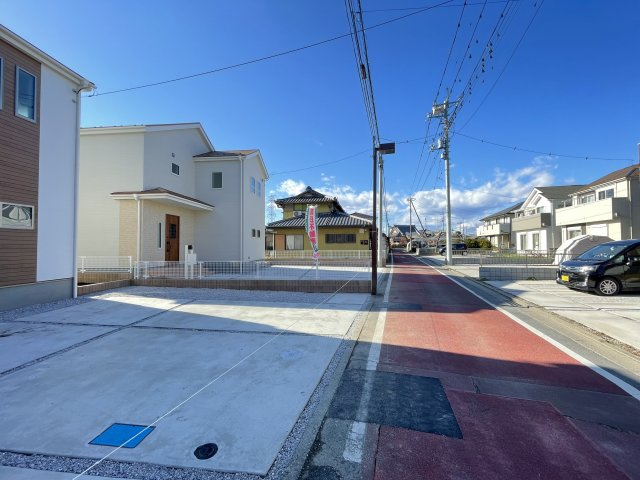 第1高崎新町（全2棟）1号棟の前面道路含む現地写真|美しい街並みの分譲地です。車の出し入れもラクラクなカースペース及び広々な前面道路です。 車の運転が苦手な奥様もこれなら安心です(^▽^)/