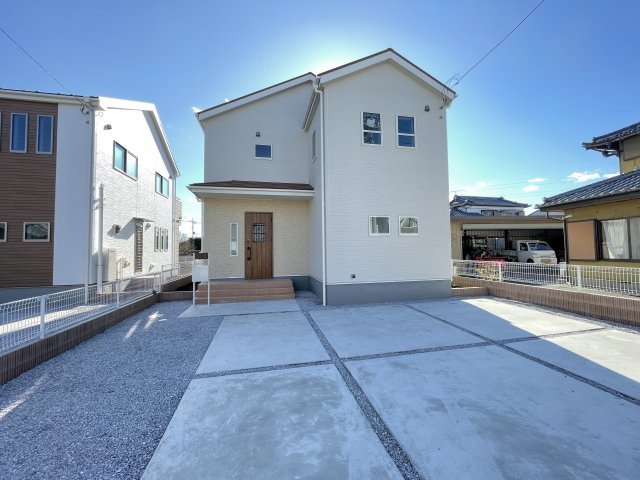第1高崎新町（全2棟）1号棟の外観|ナチュラルで飽きの来ないデザインは流行に左右されない家の形です。外構も綺麗に仕上がっています(^▽^)/
